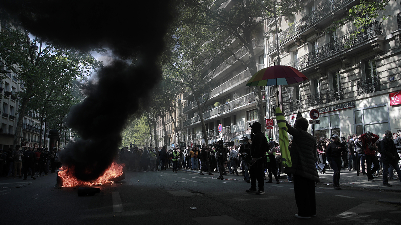 Paris sokakları yanıyor! 1 Mayıs gösterilerinde ortalık karıştı
